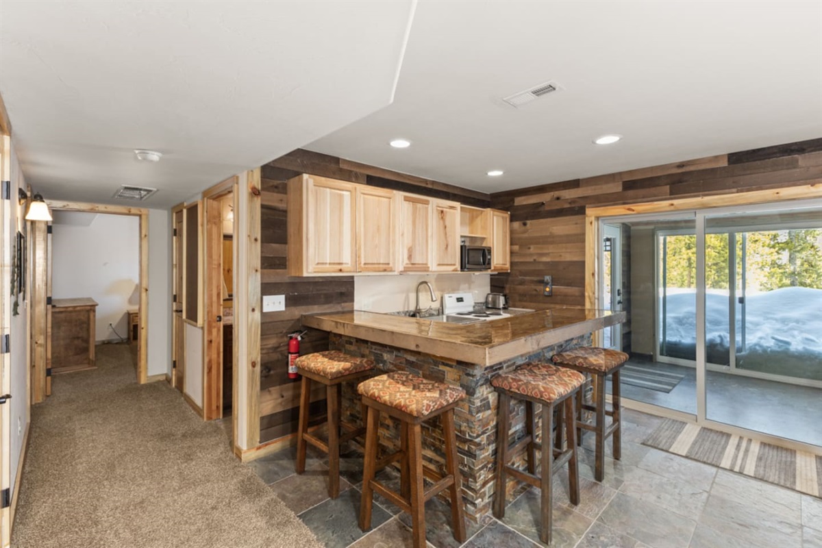 Ground Floor Kitchenette – Small Electric Stove | Breakfast bar for 4 