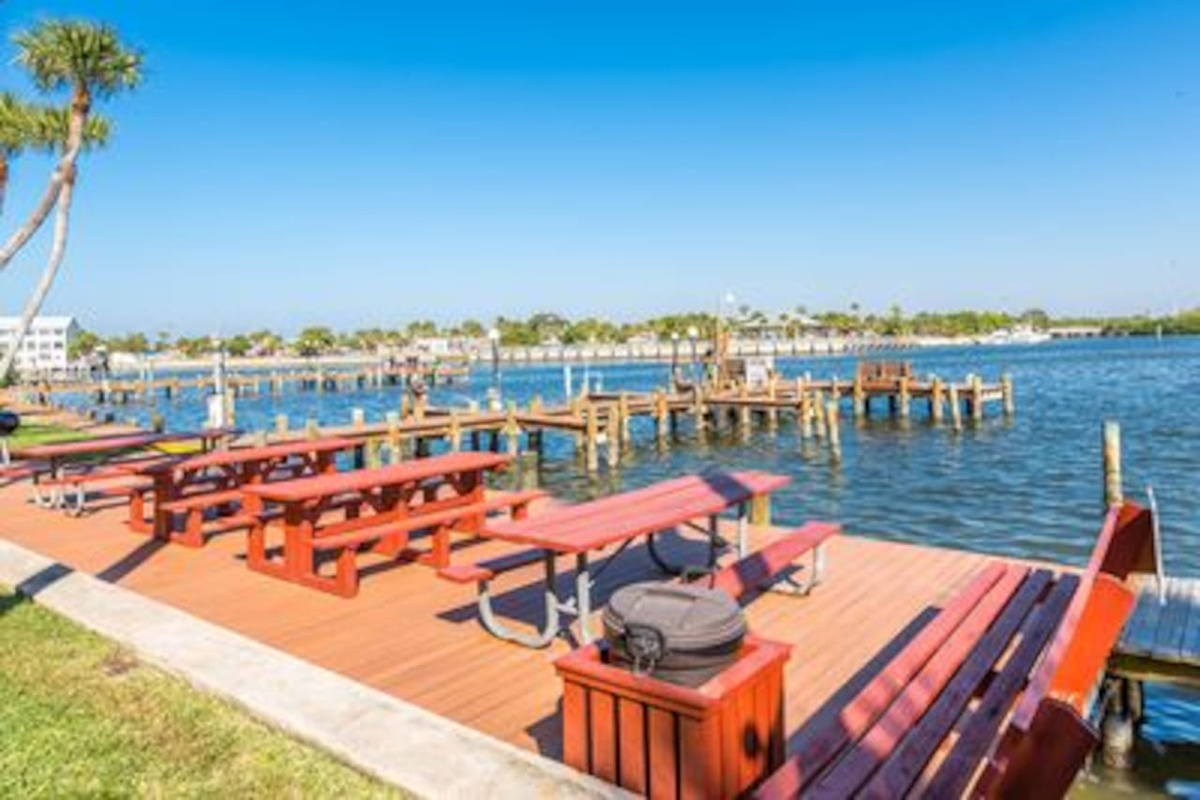 BBQ AND PICNIC AREA ON THE DOCKS