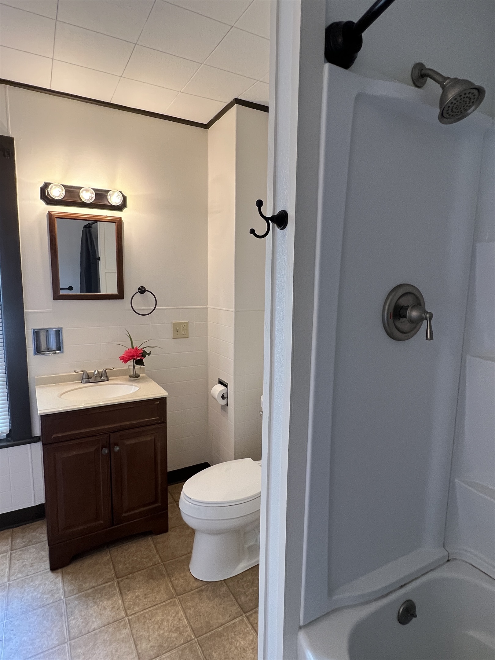 2nd floor bath off hallway with tub/shower