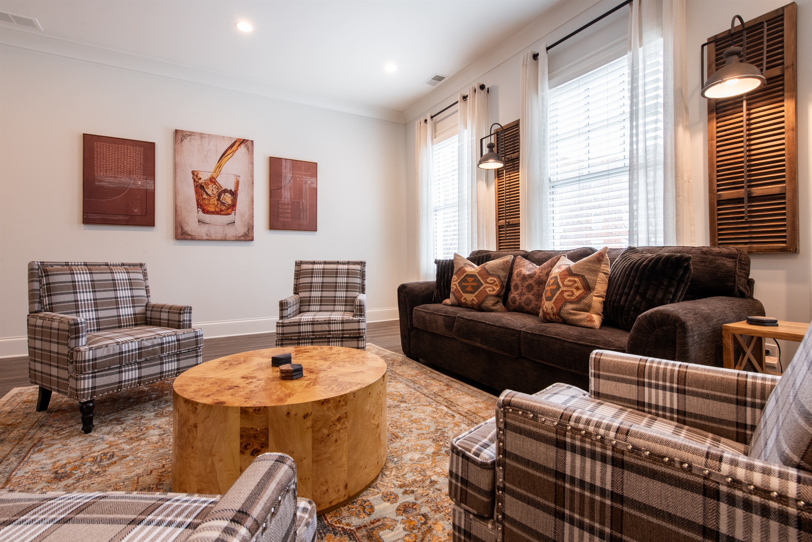 This living room has such a bourbon vibe, perfect for relaxing and unwinding.