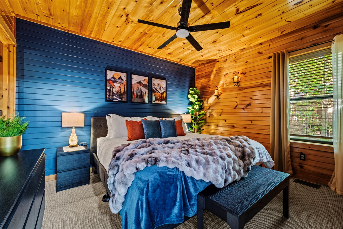 Cozy En-suite King Bedroom with roku streaming TV