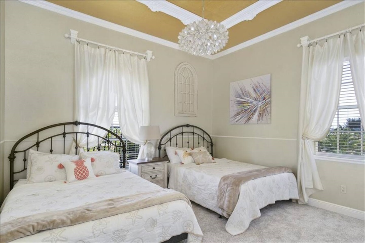 2nd bedroom (2 queen beds)