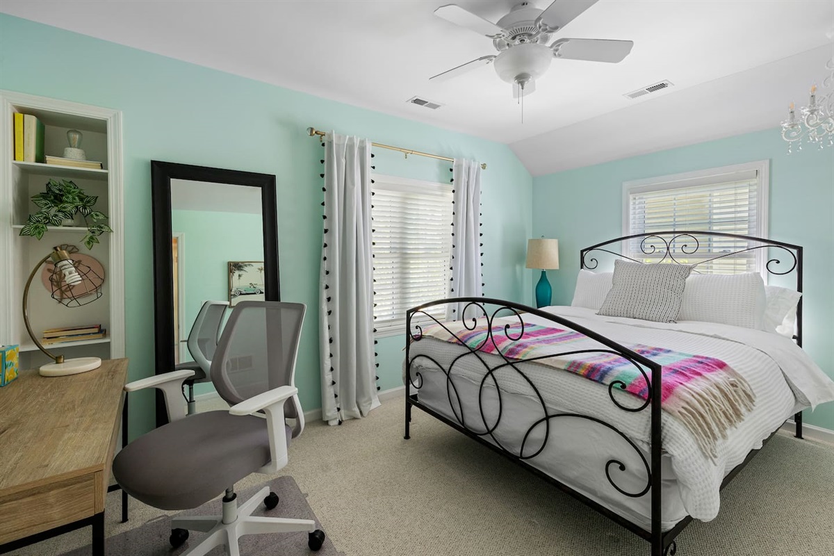 Queen bedroom with workspace. Lots of natural light and large full length mirror. 