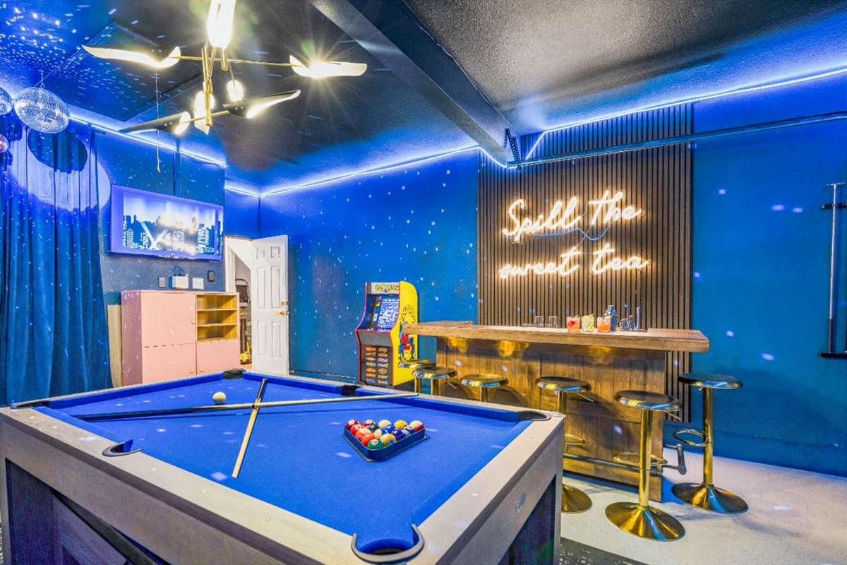 Game on! 🎱✨ Enjoy a private lounge with a pool table, retro arcade, and stylish bar for the ultimate fun-filled getaway. 🍸🎮