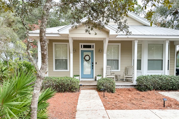 Charming Cottage: Private Deeded Beach Access Just Steps Away