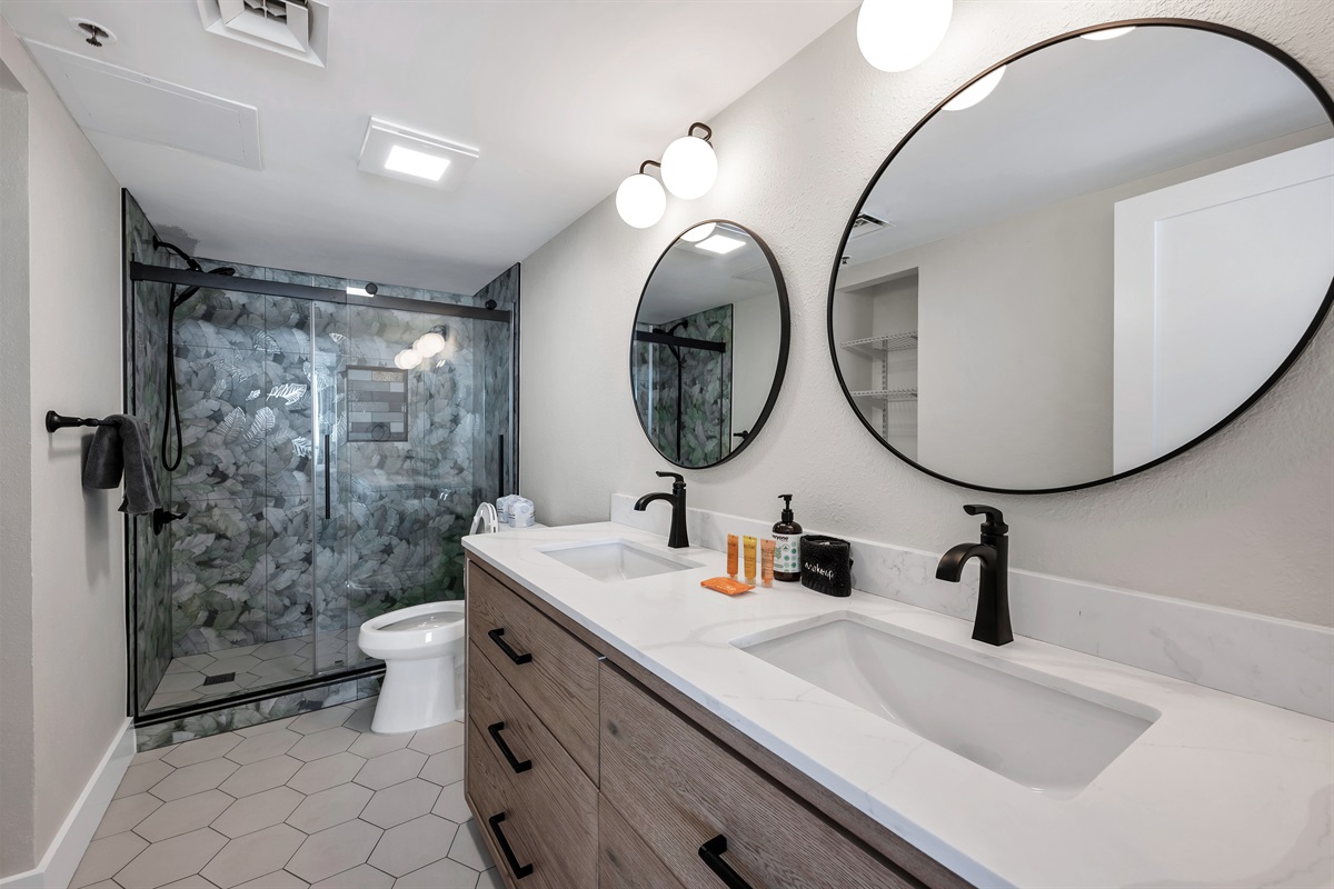 Master Bathroom En Suite - Modern and fully updated bathroom with tiled walk in shower