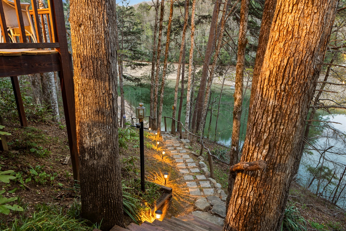 Pathway: Unwind as you stroll down to the tranquil waters of Robbinsville!