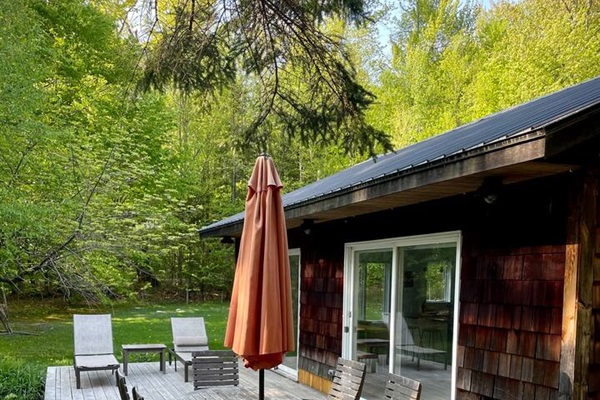 Comfortable Outdoor dining area (Grill included but not in picture)