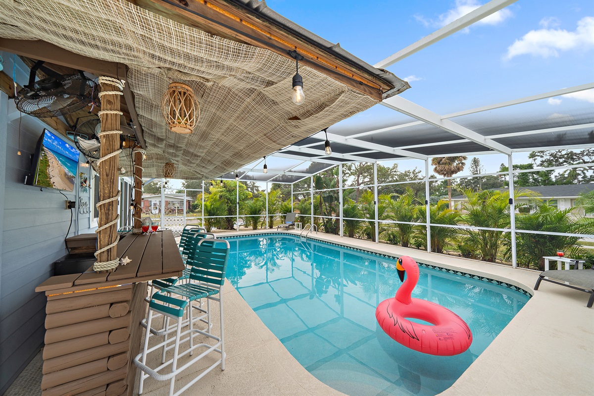 🍸 Sip, sit, and relax at the tiki bar featuring a 40" TV and five comfy bar stools.