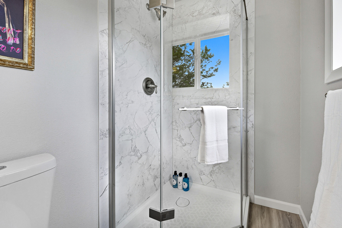 En suite bathroom for Teal bedroom