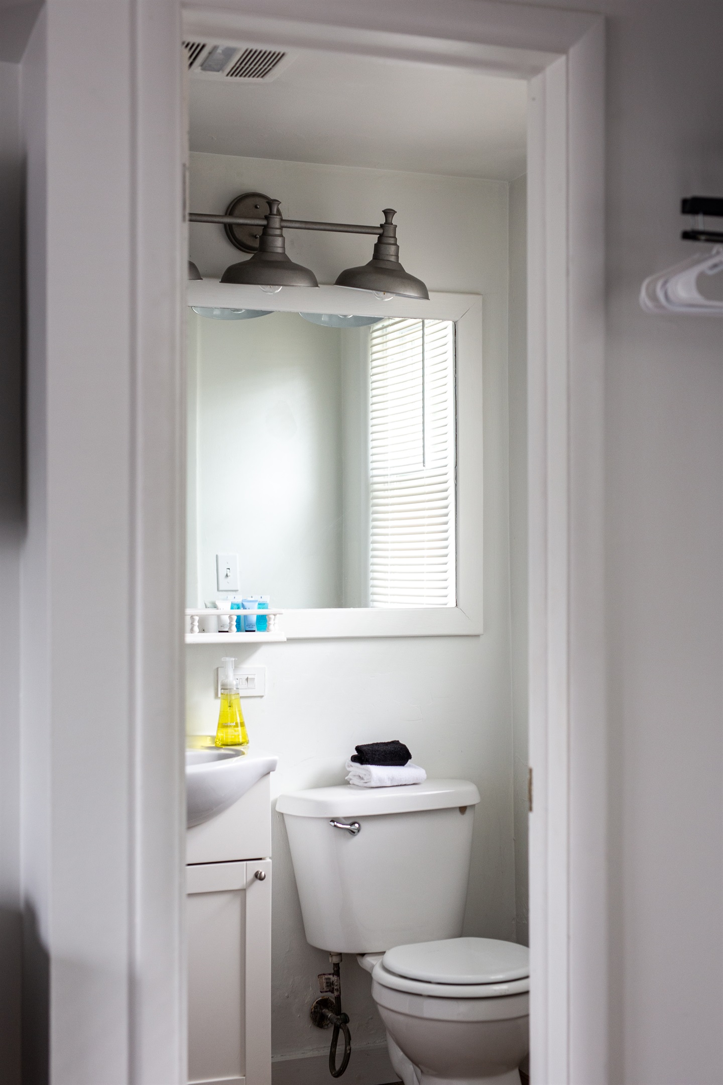 Bathroom in right bedroom