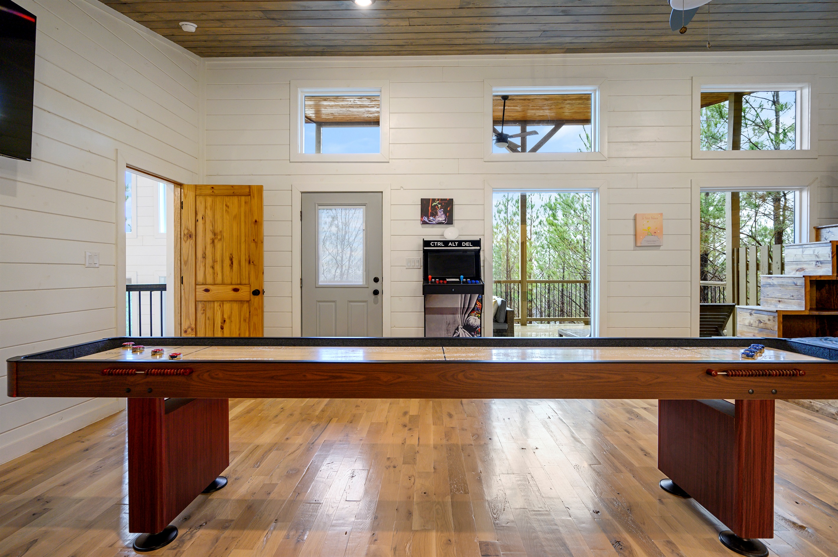 A shuffleboard setup ideal for casual matches, laughs, and friendly challenges. 🏓