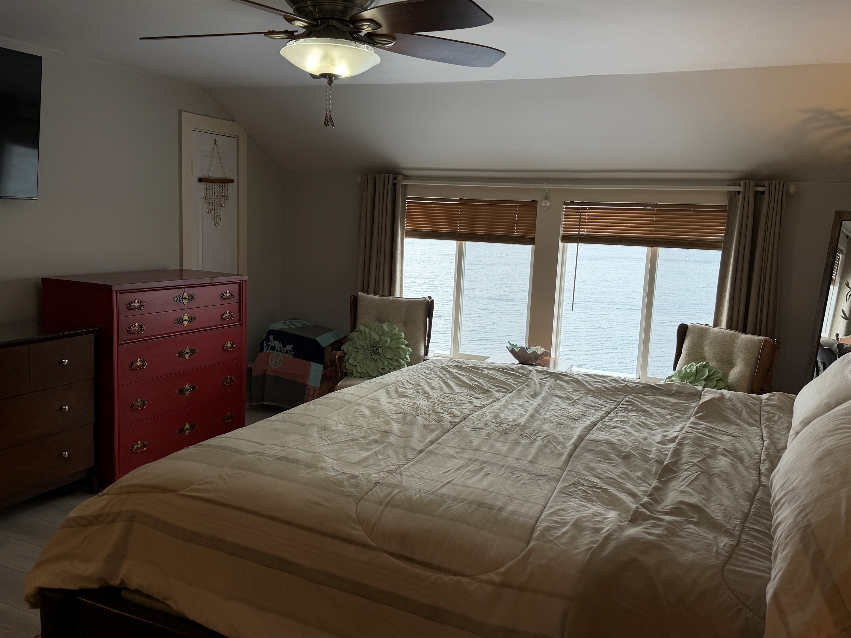 2nd floor King with lake views and ensuite