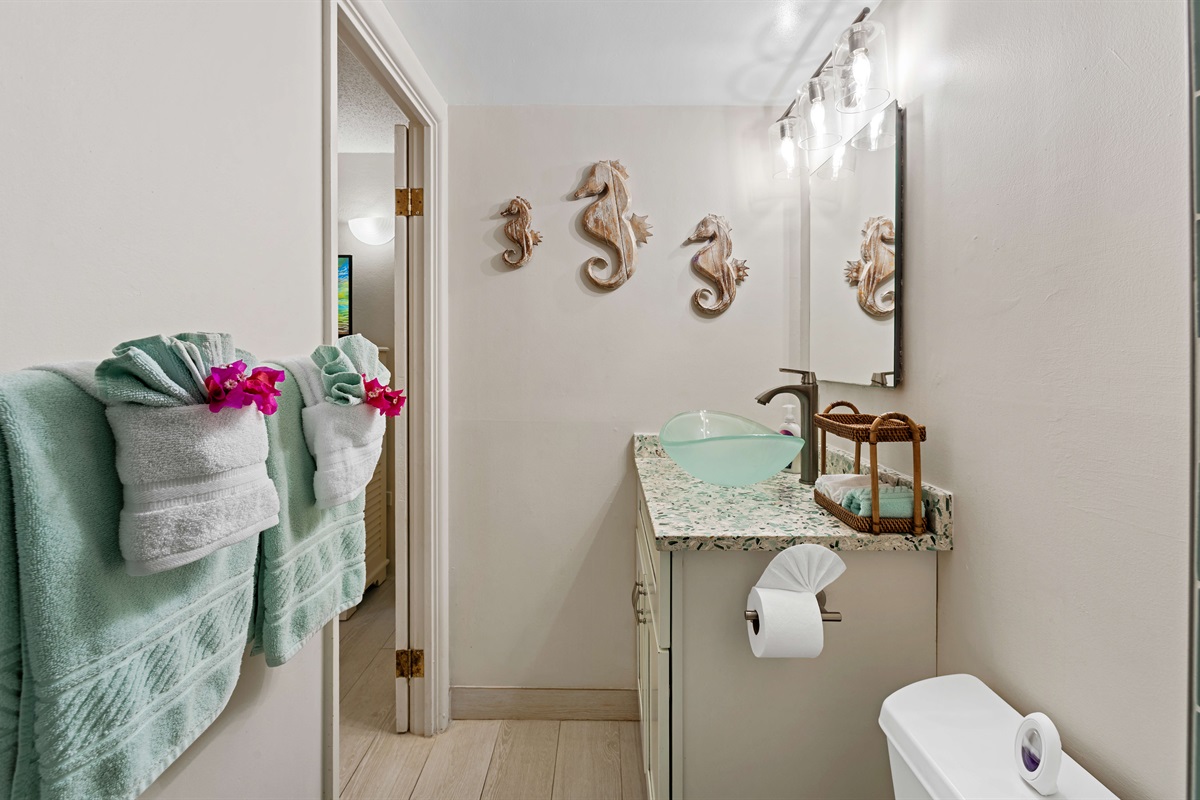 Bright and comfortable ensuite guest bath.
