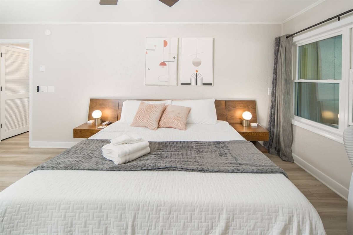 Unit 6: Bedroom #1 (King) Includes Roku TV (Hulu+, ESPN+, & Disney+)