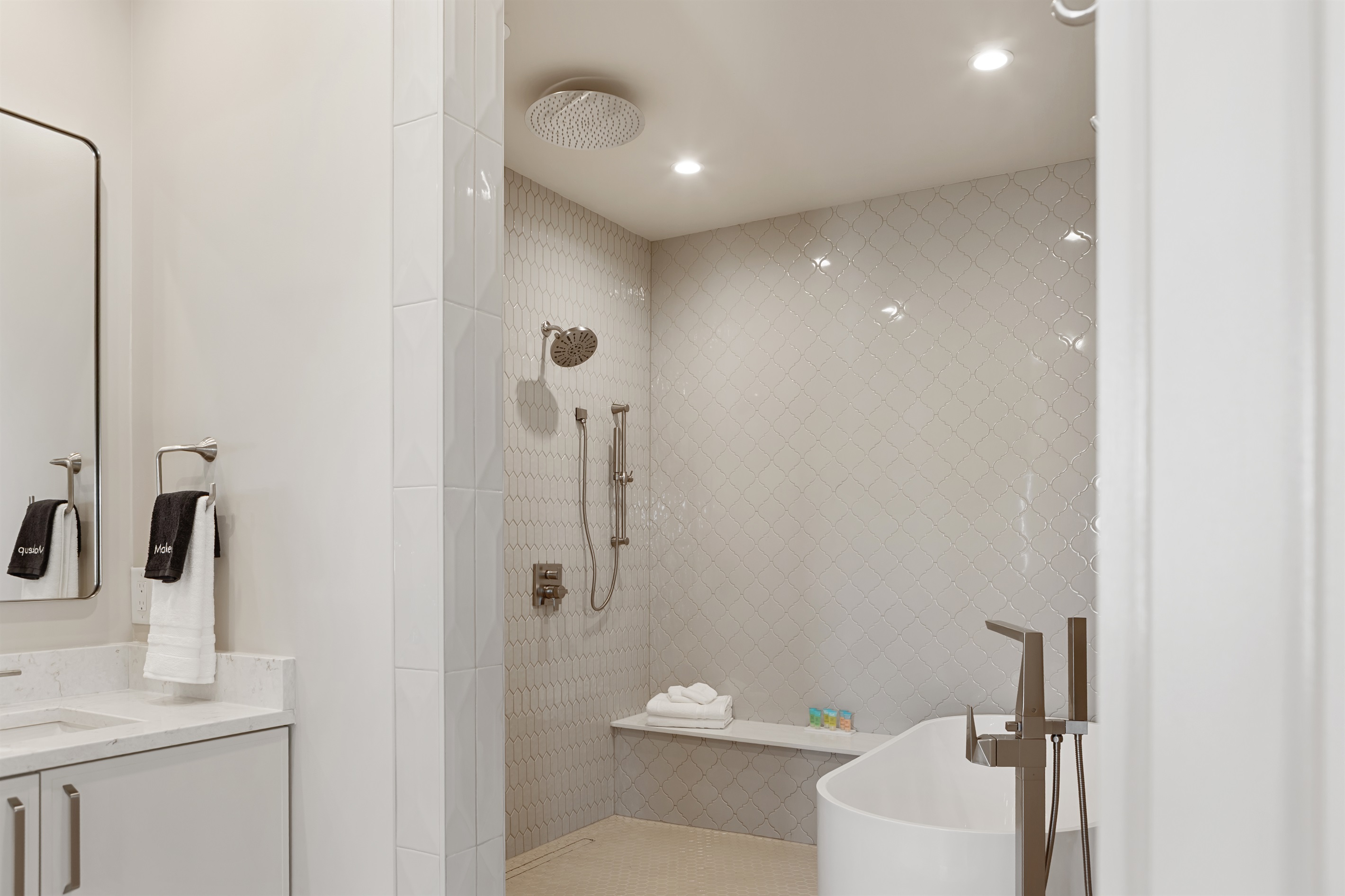 Relax with your favorite sips in the soaking tub