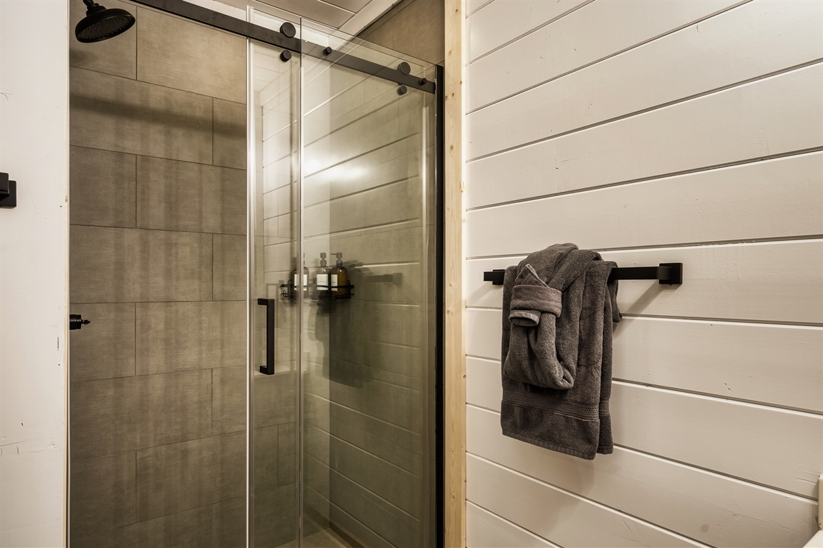 Indulge in pure relaxation in our cozy shower room, where every detail feels like home. Wrap yourself in comfort with our plush bath towels and let the stresses of the day simply wash away.