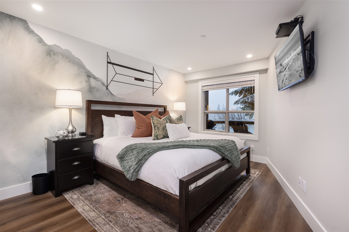 King sized Serta perfect sleeper for a great night's sleep. So great that guests have gone home and immediately ordered one : )