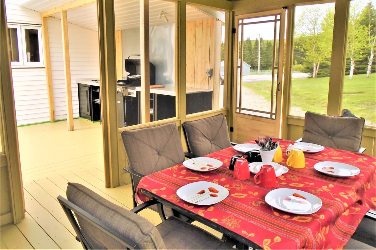 Espace table à manger et BBQ extérieur couvert pour bien profiter du plein air !