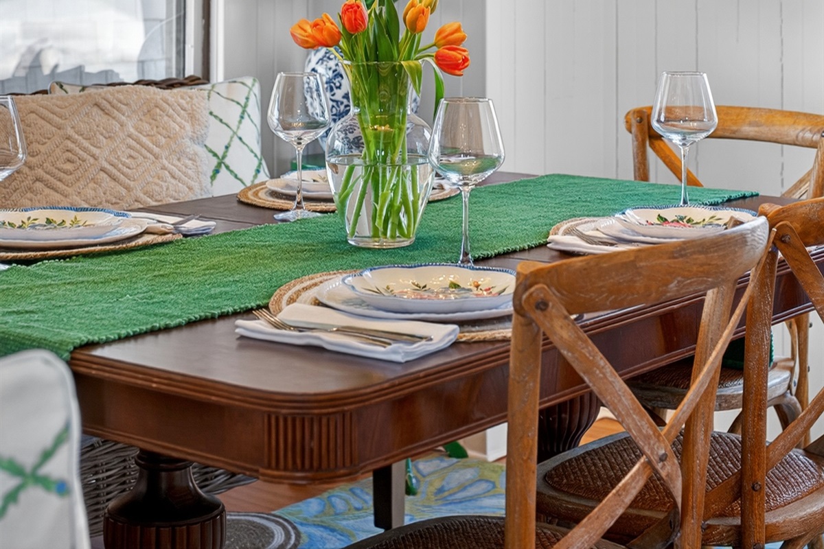 This inviting dining space for 8 is perfect for celebrating meals together after a day of adventure. 🏡