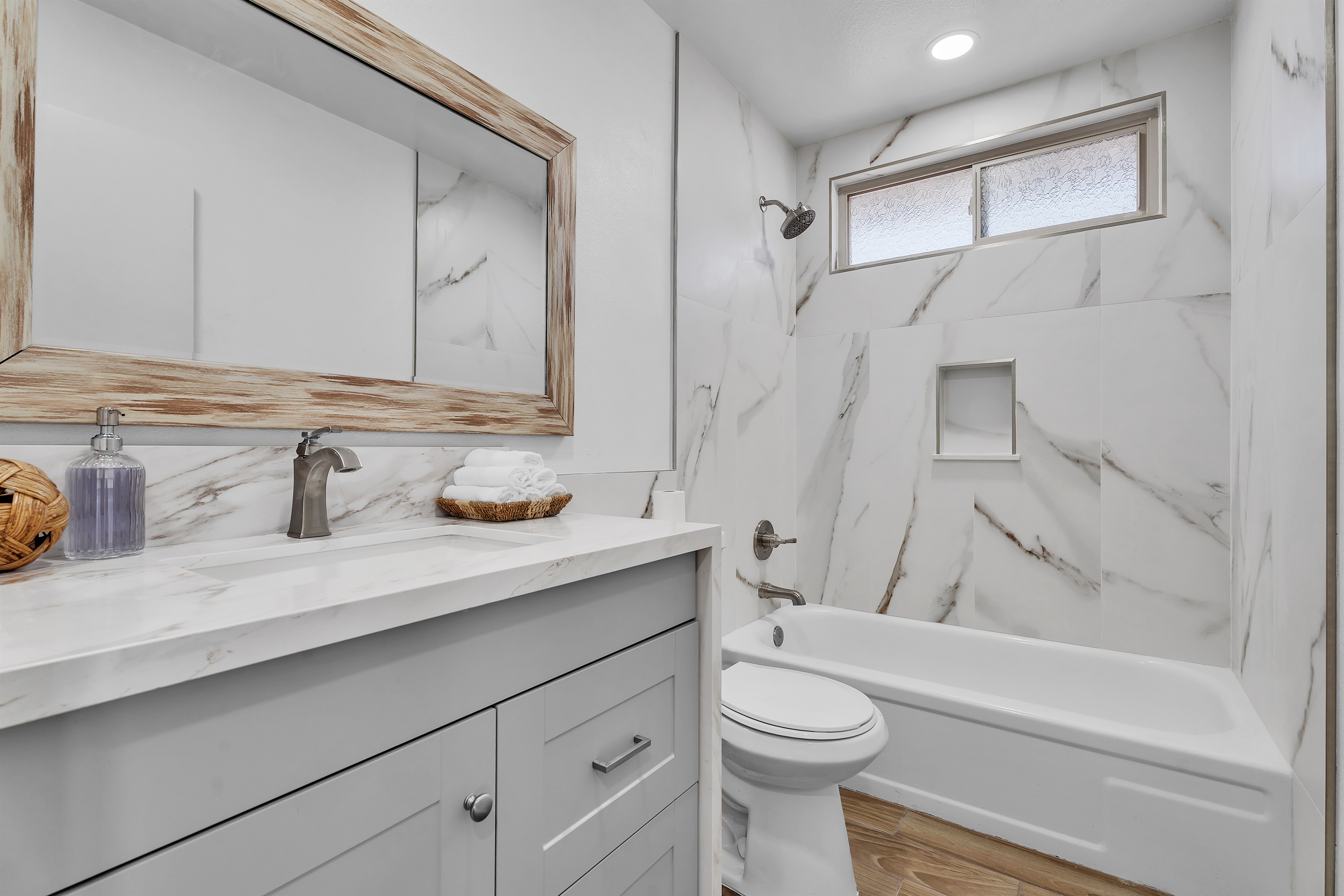 Bathroom 2 for bedroom 2 and 3