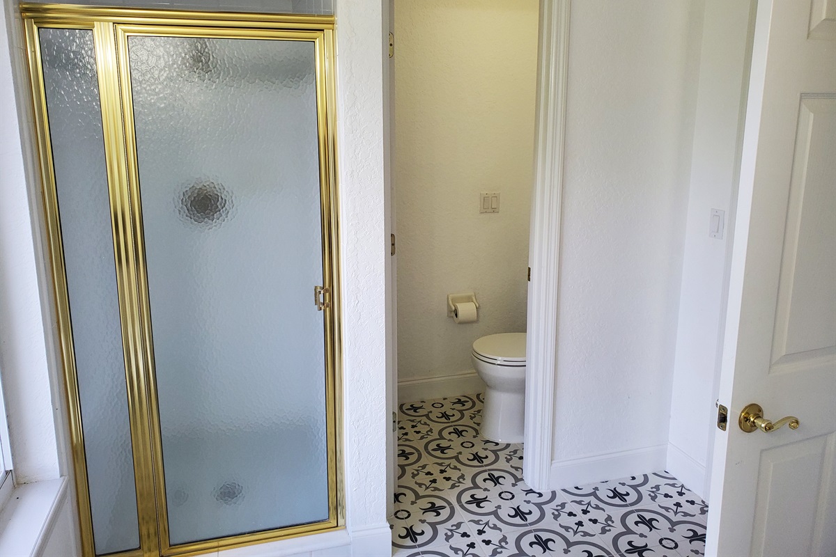 2nd Queen private bathroom 