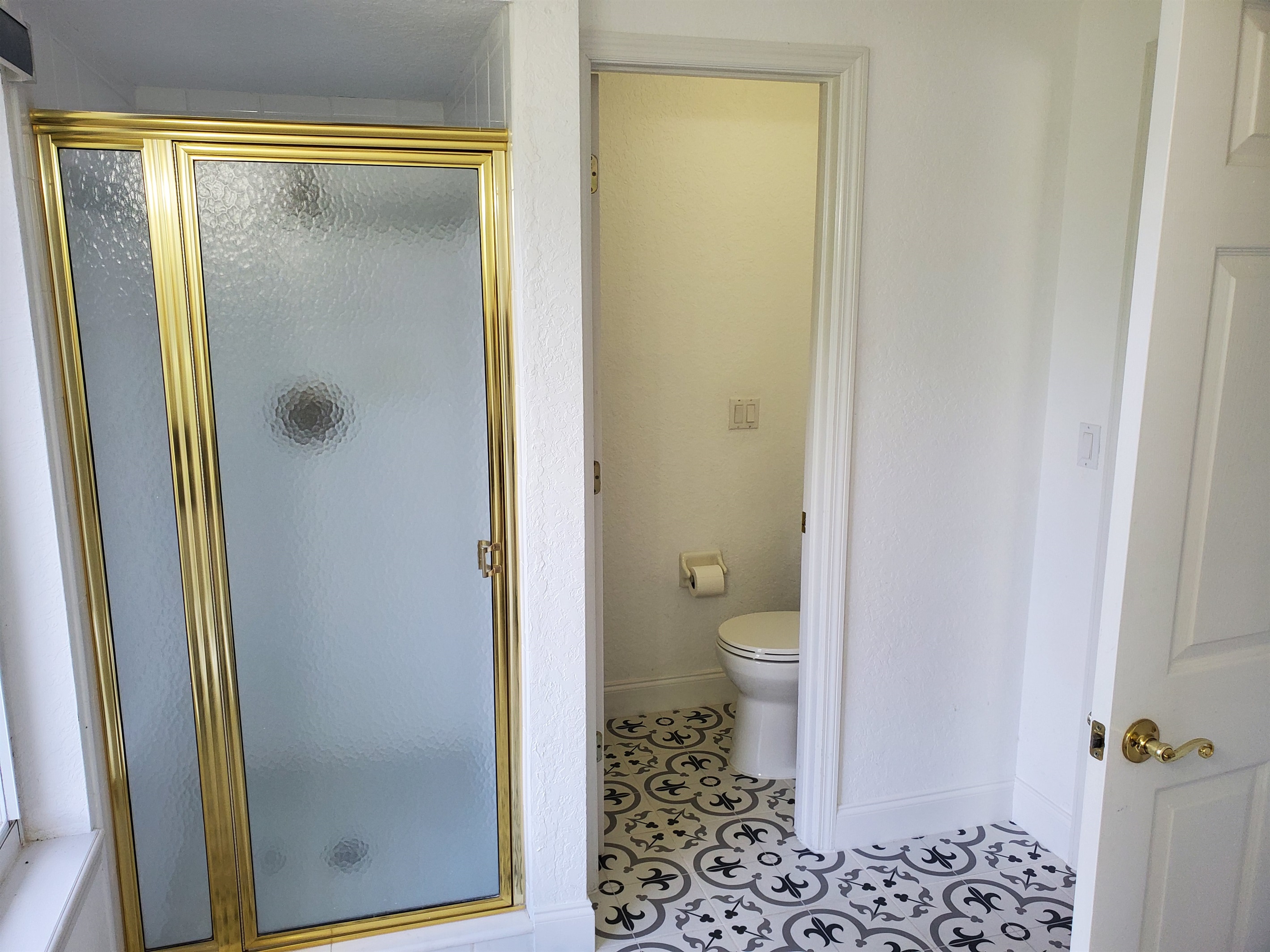 2nd Queen private bathroom 