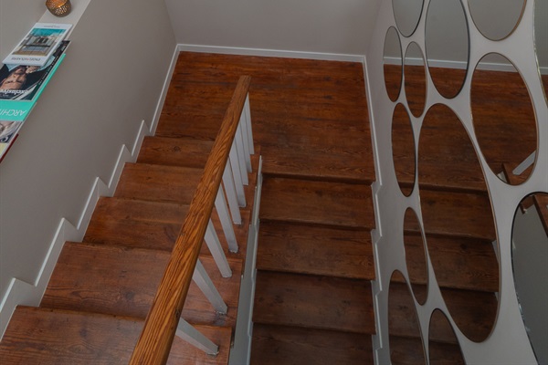 Ascend the staircase in Casa Folimanka, adorned with unique artwork from the owners. Round mirrors grace the walls, reflecting a touch of elegance. Discover a collection of books, inviting you to indulge in reading during your stay.