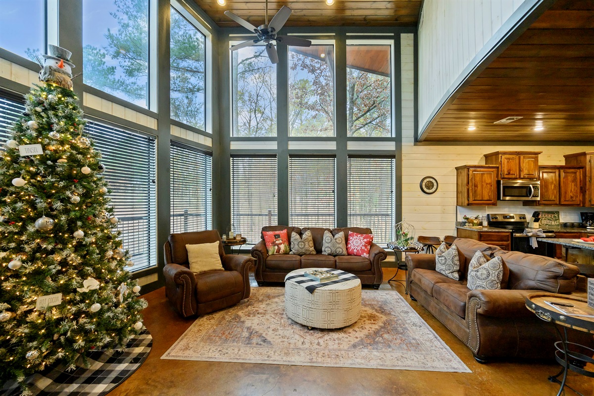 The living room at Round Here Buzz is all comfort and cozy vibes 🌲✨ Sink into the plush seating, enjoy the warm fireplace glow, and unwind in your own peaceful corner of Hochatown. Movie nights and lazy mornings welcome here 💫🕯️ 