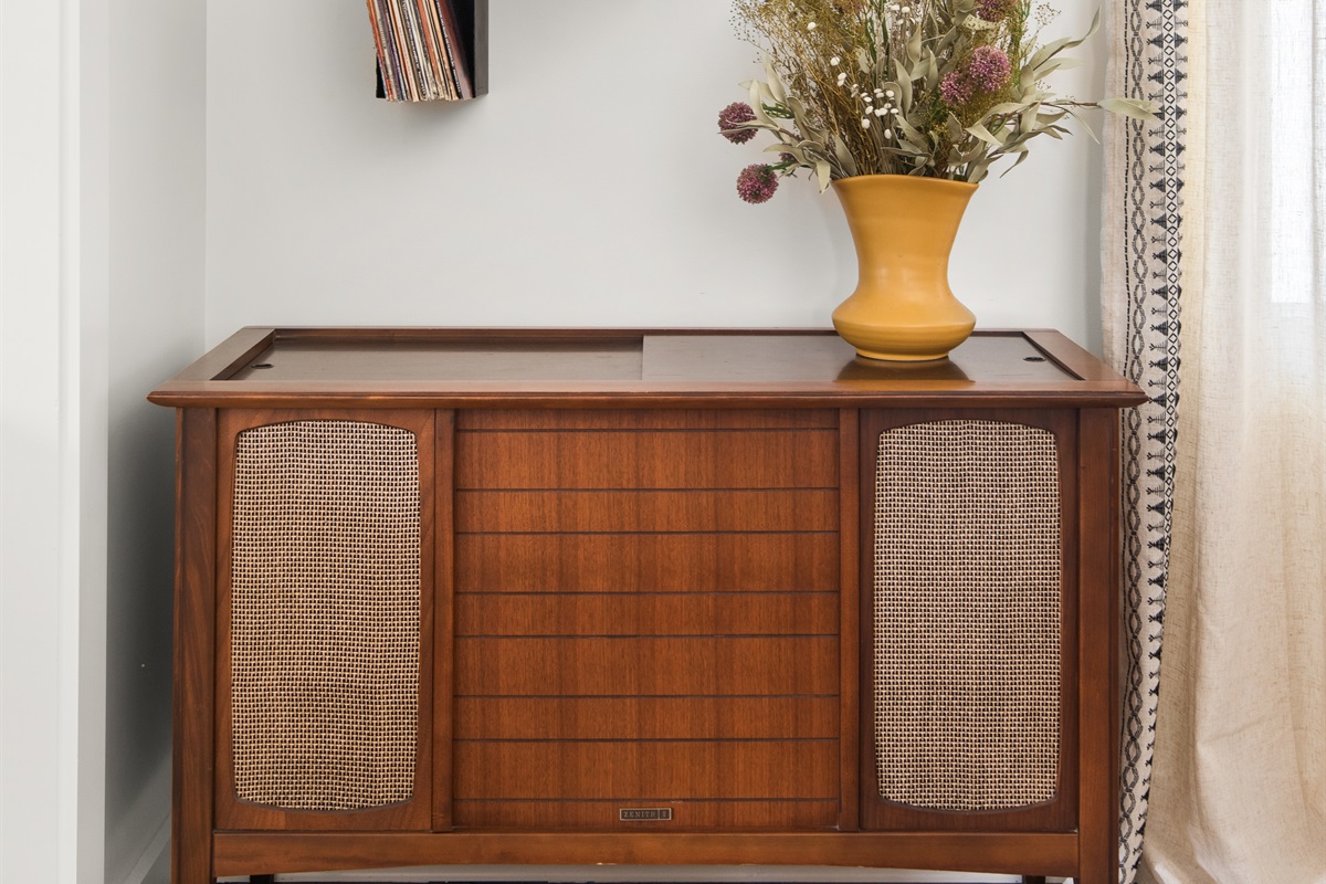 Vintage record player to spin tunes while dining.