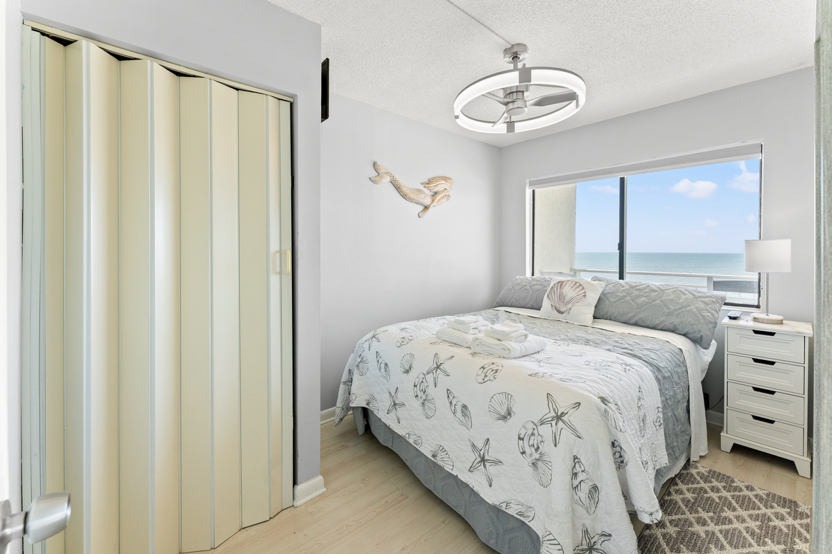Main Bedroom with Queen bed and ensuite