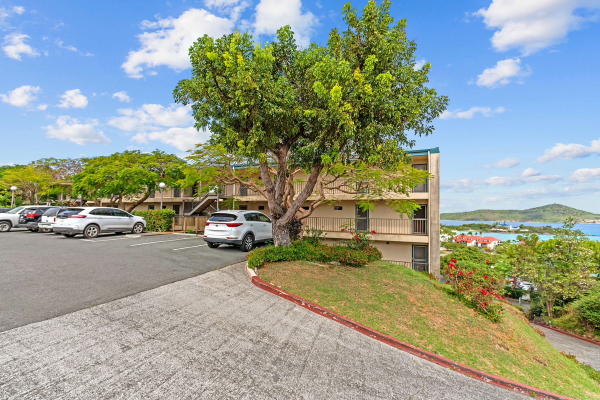 The parking lot goes right to the level your condo is on. No dragging luggage up stairs.