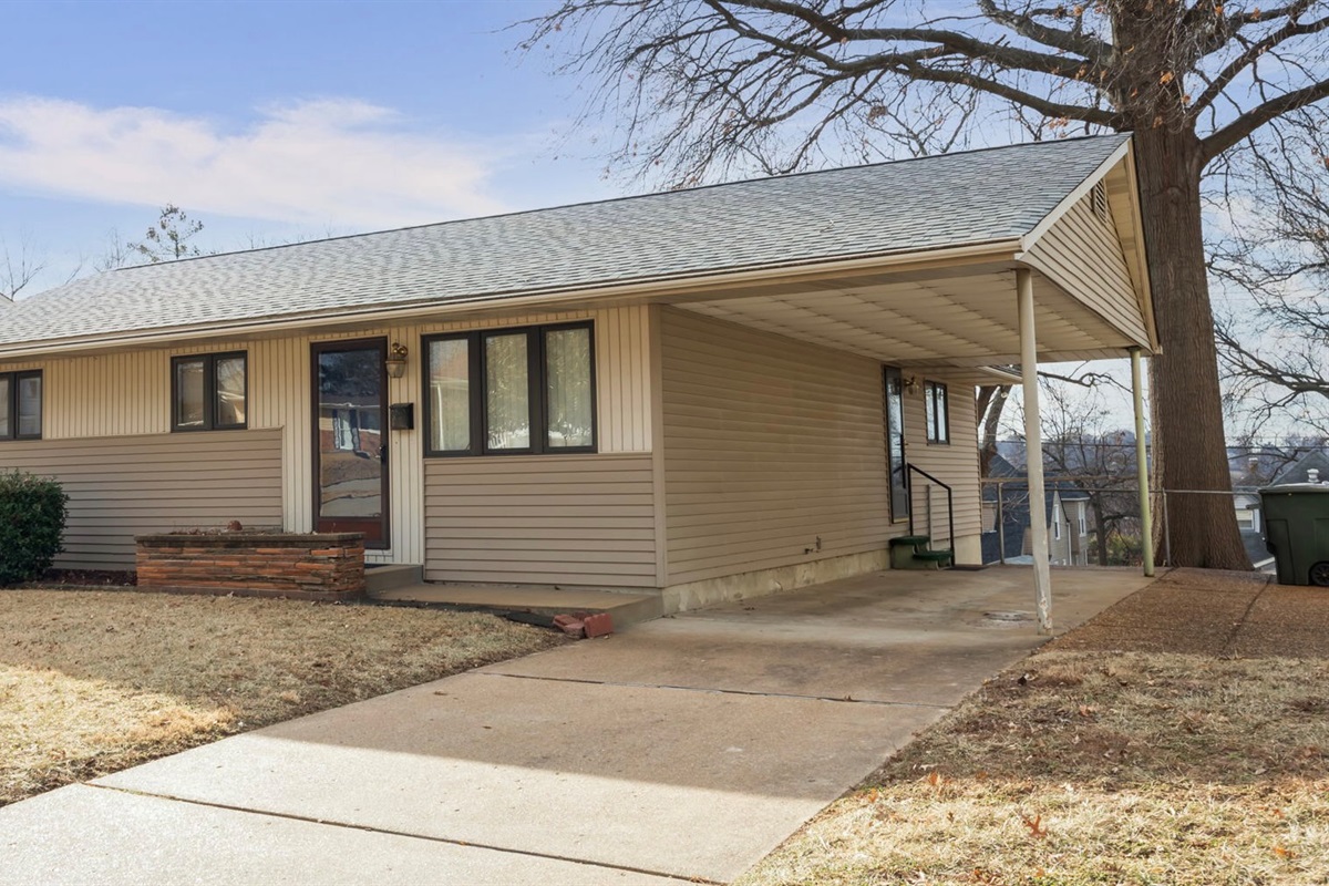 3 steps to enter the home from the driveway