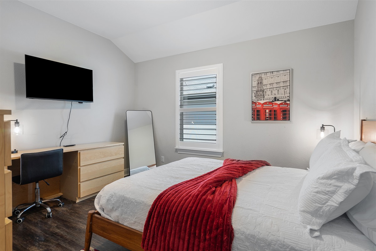 🛏 Bedrooms “Your private retreat after a day of Austin adventures.”