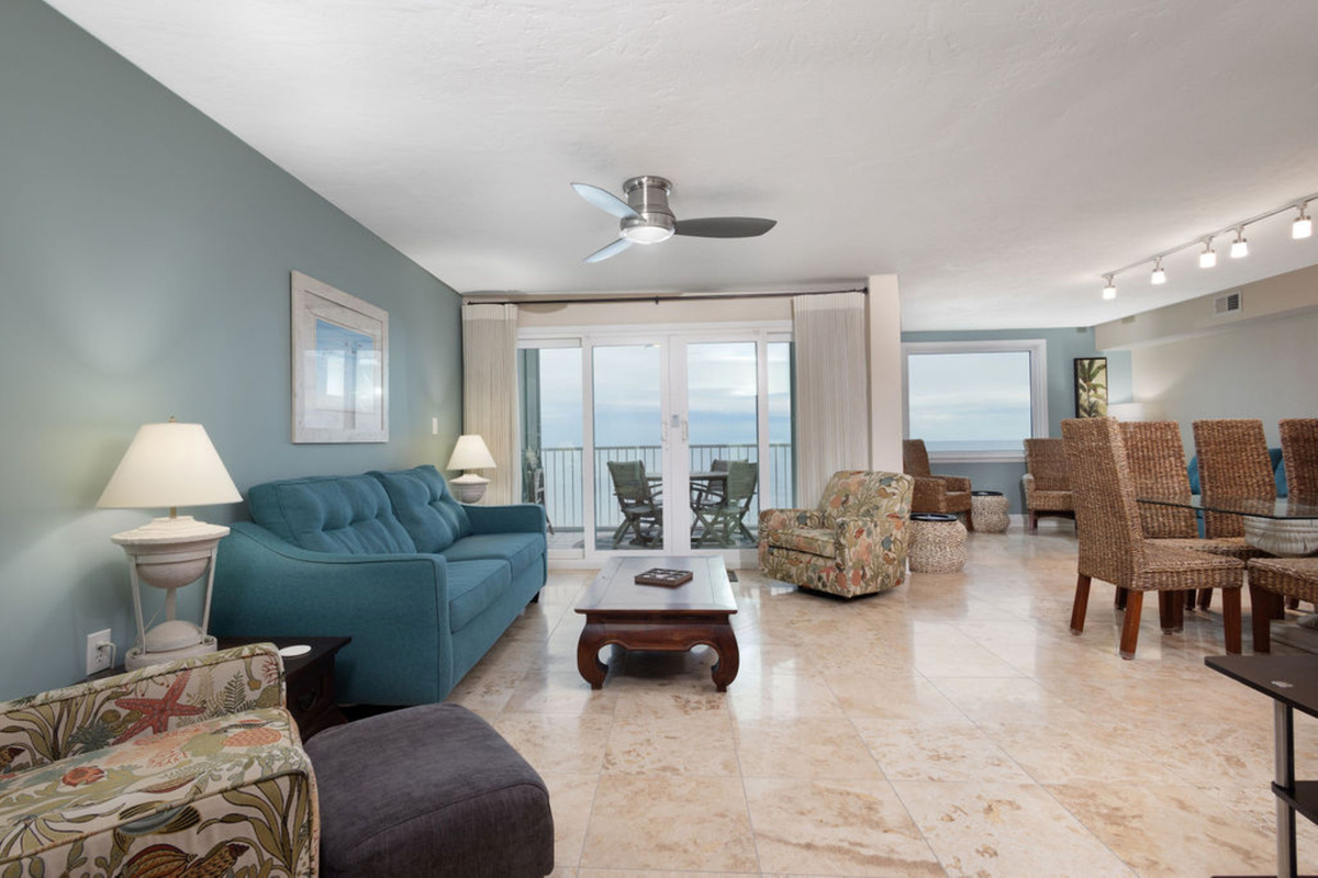 Living room - Spacious living room with Gulf views
