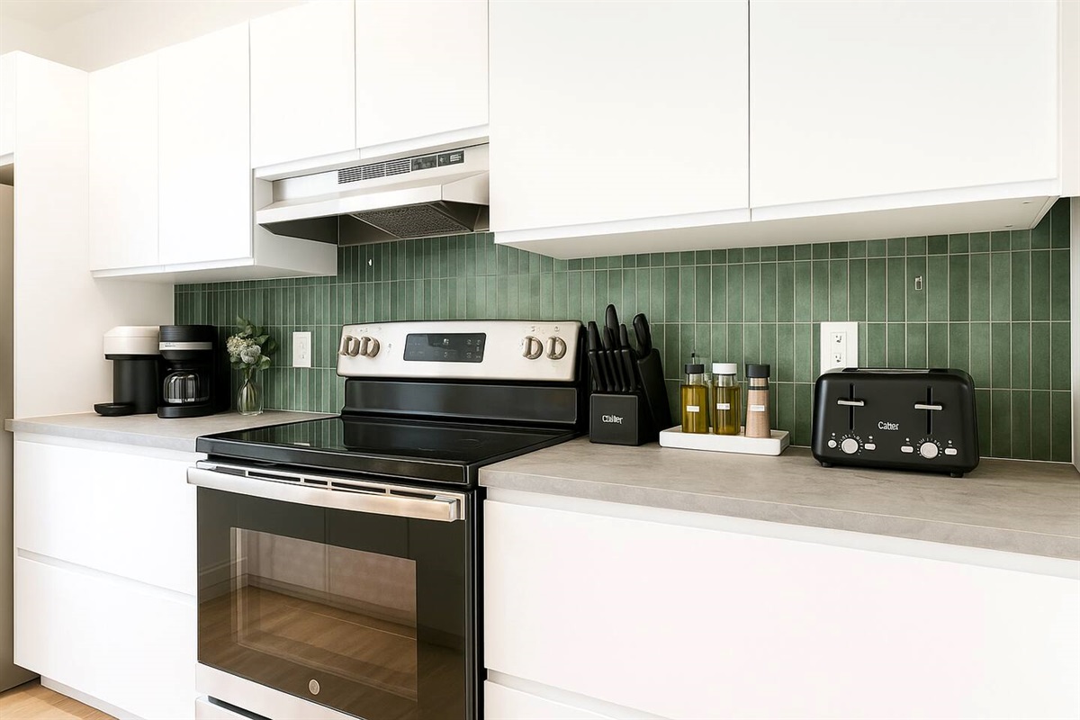 Cuisine entièrement équipé (four, frigidaire, lave-vaisselle, micro-onde, cafetière) et tout le nécessaire pour cuisiner.

Nous sommes à finaliser la rénovation entière du condo et celui-ci sera entièrement meublé et décoré pour votre séjour :)