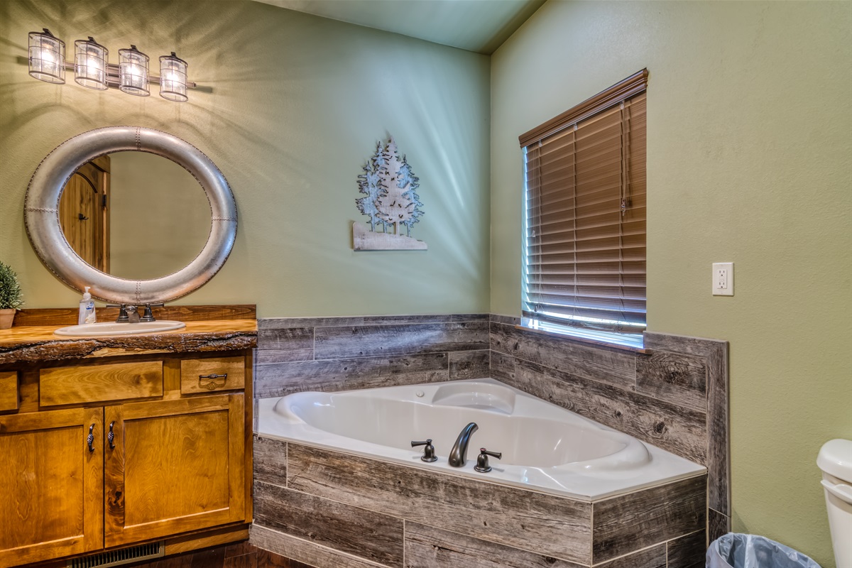 Jacuzzi tub on main floor