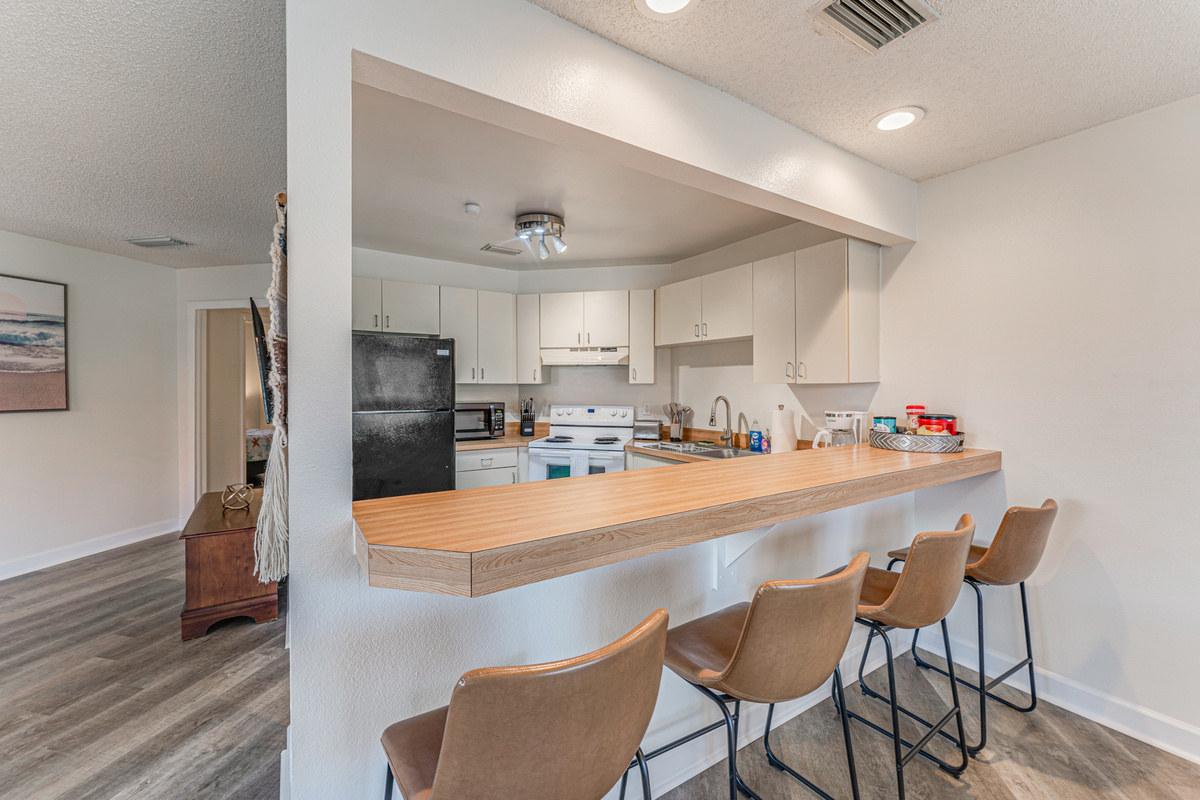 Eat-in Kitchen Counter, seats 4
