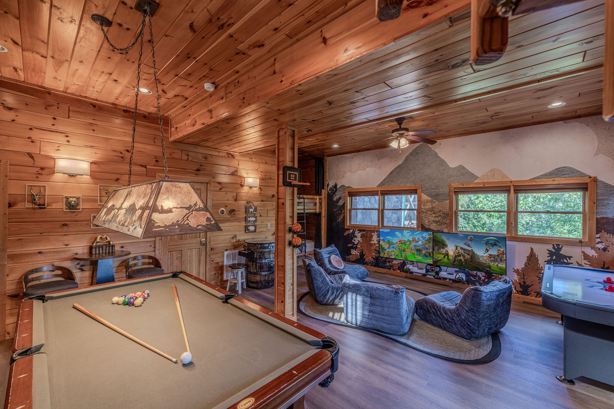 Luxury Log Cabin with Spectacular Mountain Views - 10 Minutes to Pigeon Forge - Photo 3