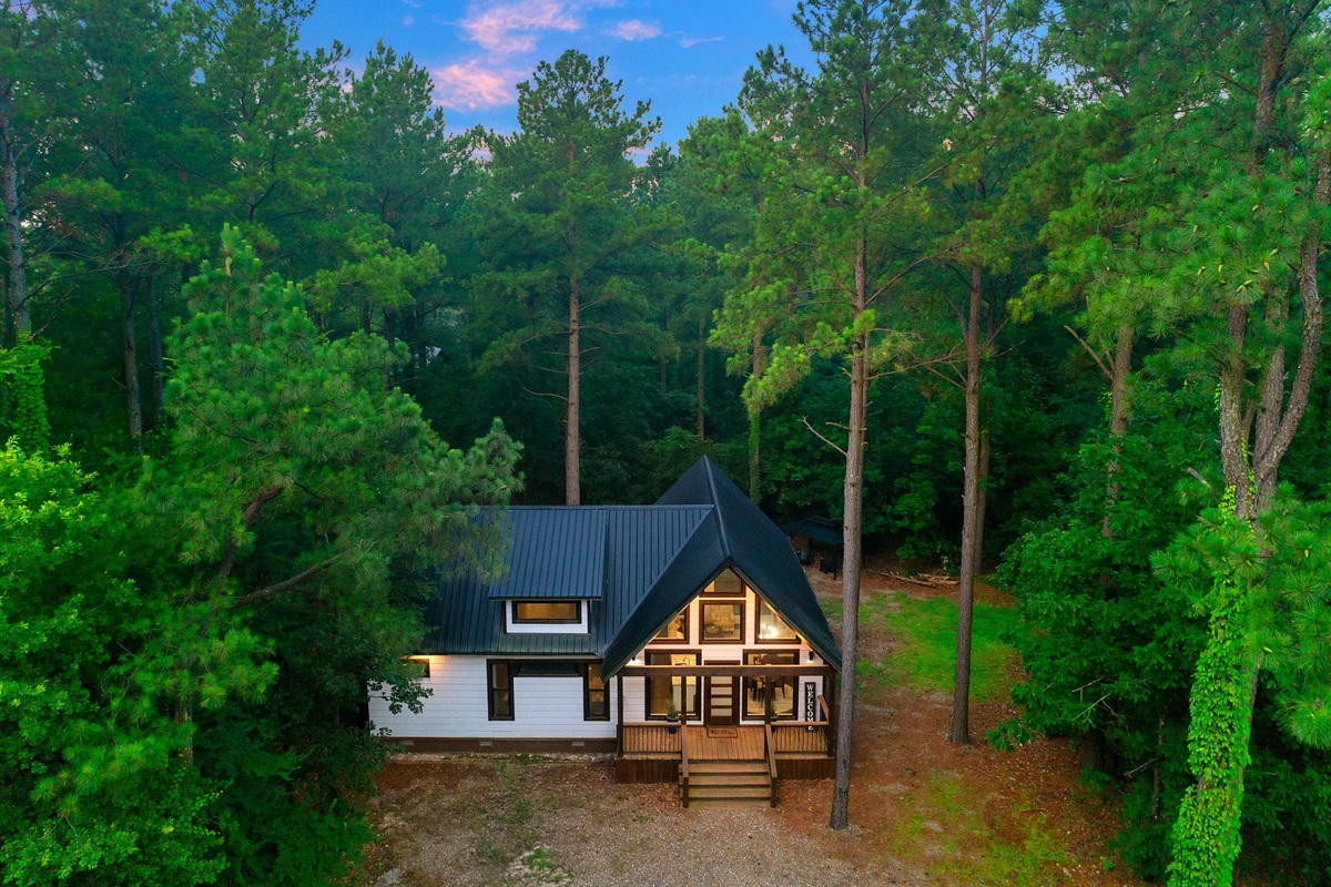 Exterior Retreat: Immerse yourself in nature with stunning views and a charming mountain design!
