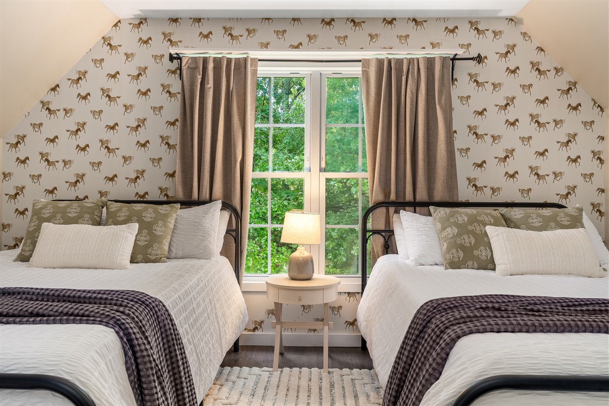 Charming, cozy, and horse-approved With twin queen beds, equestrian wallpaper, and forest views, this upstairs room brings a little Kentucky spirit to your stay. 🐴🛏️🌲