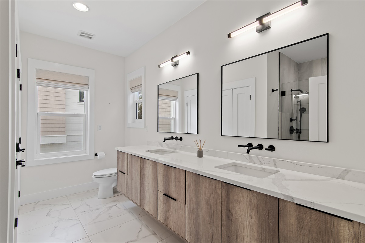 2nd Floor Primary Suite ensuite bath.