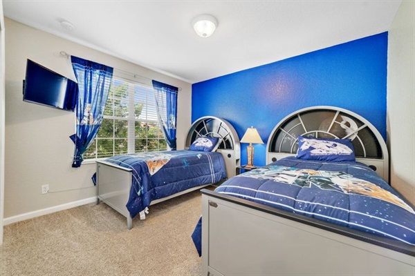 Enter a galaxy far, far away in the Star Wars room with 2 Bluetooth-enabled Millennium Falcon beds! 
