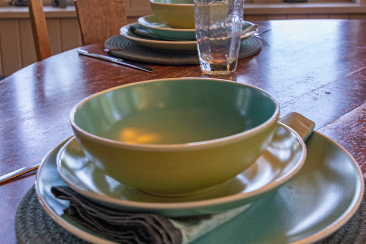Plenty of dishes mean less time worrying about cleanup and more time enjoying meals, conversations, and your lake getaway together.