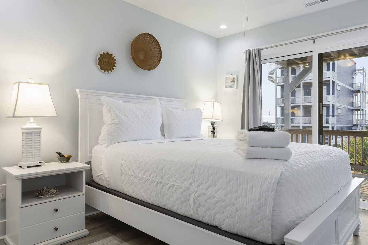 Queen bed | 2nd floor | Bed & Bath linens provided