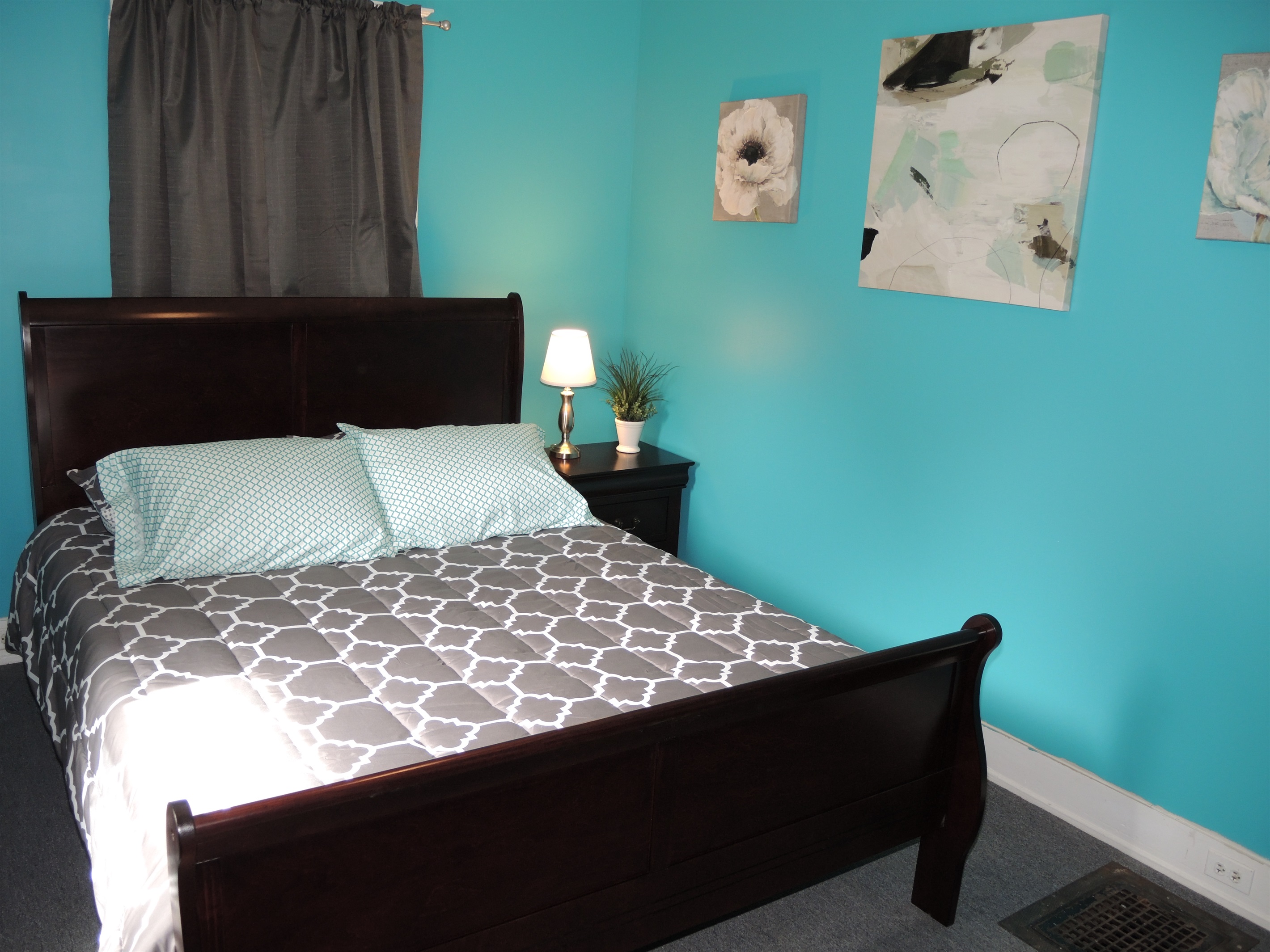 Queen bedroom #4