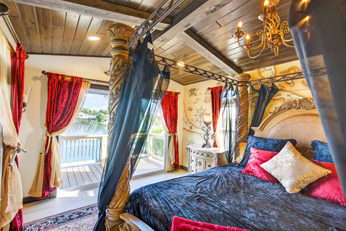 Commodore’s Quarters – Claim yer perch on the second deck! Balcony with ocean views, en‑suite bath, walk‑in closet, and smart TV fit for a captain’s leisure.