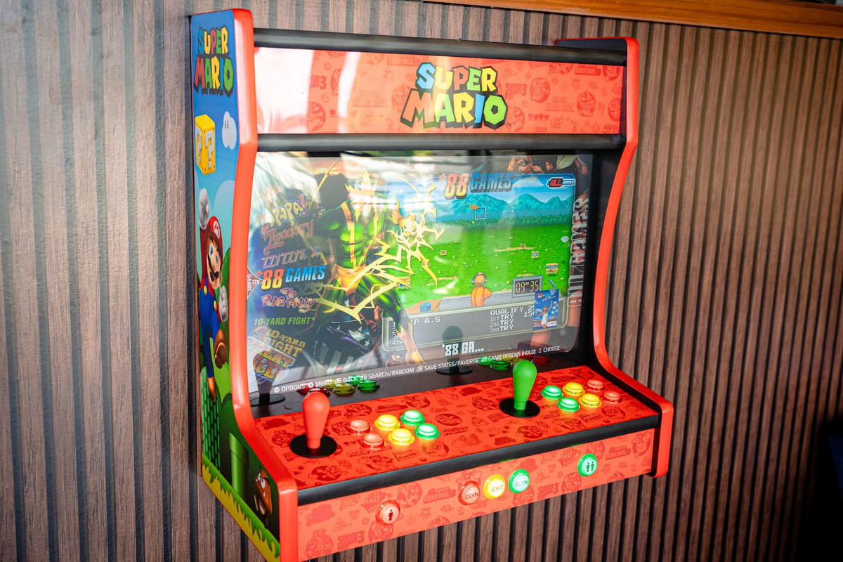 Arcade with 60,000 games