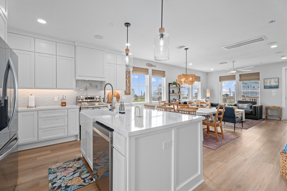 c2edf5faa2fb4afcb35f3c6a65e7aaeb Large | Beachhouse | Texas | TX | Vacation Homes | Galveston | Crystal Beach | Kokomo | Breezy Days | Beachfront Elegance | Sunrise Serenity | Southern Sands Property Management, LLC