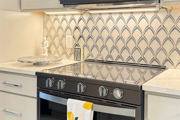 Microwave, electric range, refrigerator, ice maker, and basic kitchen spices available. 